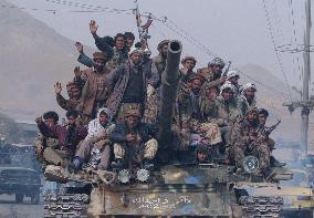 (3)Northern Alliance fighters take Kabul